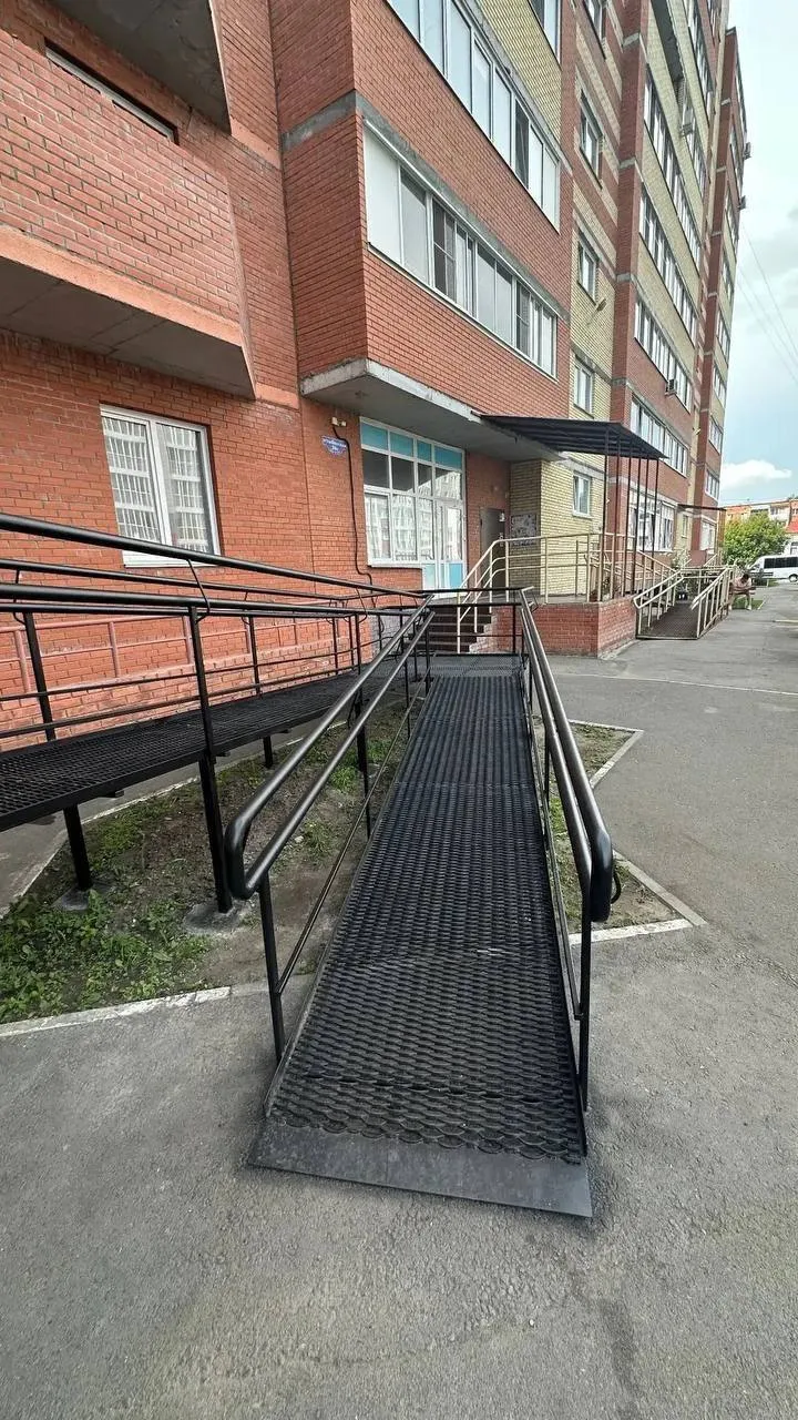 В Омской области продолжается установка пандусов в жилых домах
