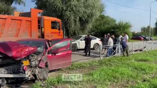В Омске произошло ДТП с участием мусоровоза и двух легковых автомобилей