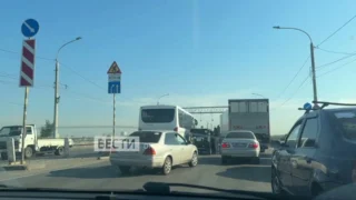 В Омске на подъезде к мосту 60-летия ВЛКСМ произошла авария