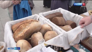 В Омске на Любинском проспекте развернулся большой фестиваль хлеба