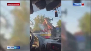 По факту нападения мужчины с молотком на микроавтобус в Омске возбудили уголовное дело