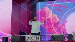 На Соборной площади выступает победитель шоу «Голоса третьей столицы» Руслан Назаретян