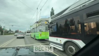 В центре Омска уже несколько часов не работает контактная сеть для троллейбусов