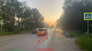 В Омске водитель легкового автомобиля наехал на мужчину с коляской