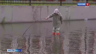 В Омске дорожные службы откачивают воду с улиц после ливней