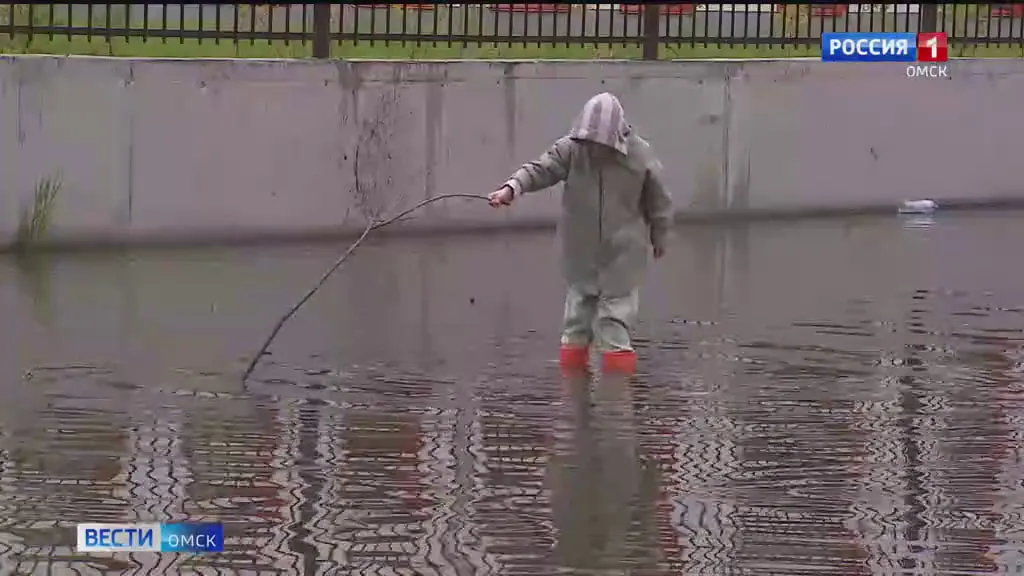 В Омске дорожные службы откачивают воду с улиц после ливней