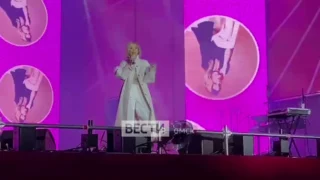 В Омске на Соборной площади выступает Юлианна Караулова