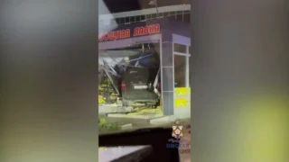 В Омске водитель иномарки скрылся от полицейских и въехал в торговый павильон