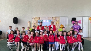 Первоклассникам из семей участников СВО подарили портфели с канцелярией
