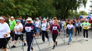 В Омске состоялся фестиваль скандинавской ходьбы «Шагаем к долголетию»