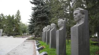 В центре Омска обновляют сквер Борцов Революции