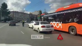 В центре Омска произошло столкновение двух автомобилей