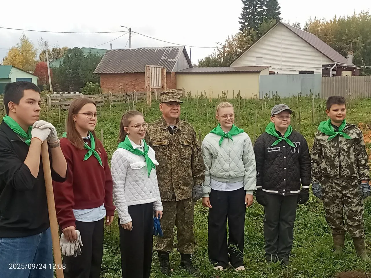 Дети высадили деревья в новом парке Тевриза
