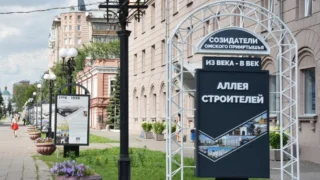 В Омске приводят в порядок аллею Строителей