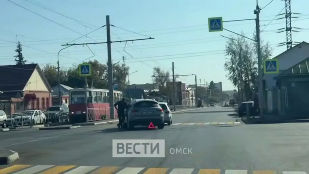 В Омске на пешеходном переходе столкнулись две машины