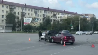 В Омске столкнулись три автомобиля в Нефтяниках