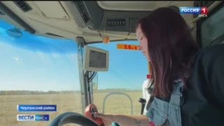 В Омской области наравне с мужчинами за рулем комбайна трудится молодая девушка