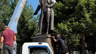 В центре Омска устанавливают памятник Феликсу Дзержинскому