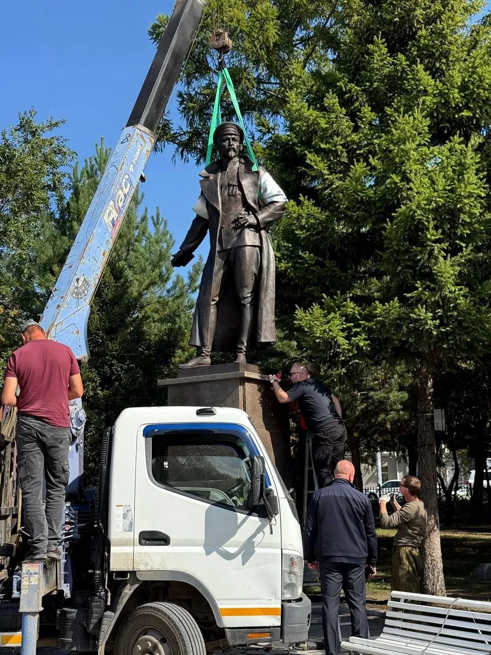 В центре Омска устанавливают памятник Феликсу Дзержинскому