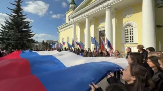 В Омске развернули масштабный триколор в честь Дня воссоединения