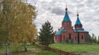 Губернатор Виталий Хоценко посетил благоустроенные территории в Черлакском районе