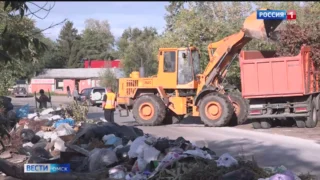 В Омске образовалась километровая аллея из мусора