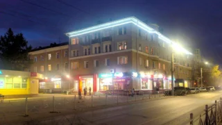 В Омске еще один фасад дома украсили архитектурной подсветкой