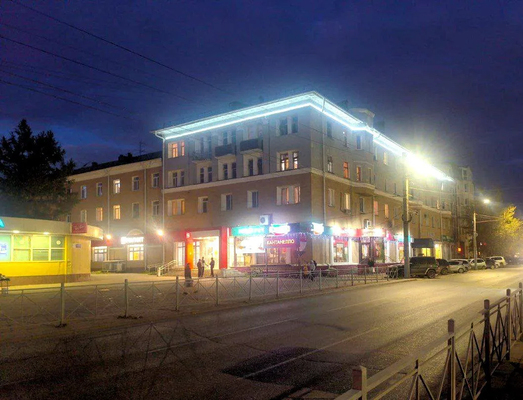 В Омске еще один фасад дома украсили архитектурной подсветкой