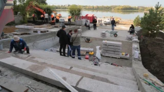 В Омске завершается благоустройство пляжа «Центральный-2» и улицы Короленко