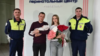 Инспекторы ДПС помогли омичке добраться до роддома
