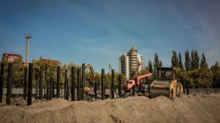 В Омске на месте стадиона «Сатурн» продолжается возведение модульного бассейна