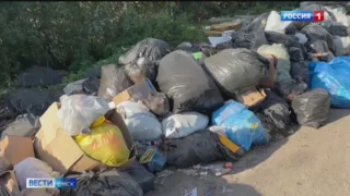 Стихийная свалка почта на километр растянулась вдоль обочины в Омске