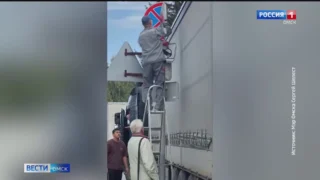 В центре Омска водитель большегруза не вписался в поворот