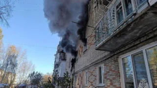 Пожарные в Омске эвакуировали шестерых человек из горящего пятиэтажного дома