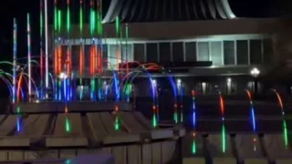 В Омске включили подсветку фонтана на Театральной площади