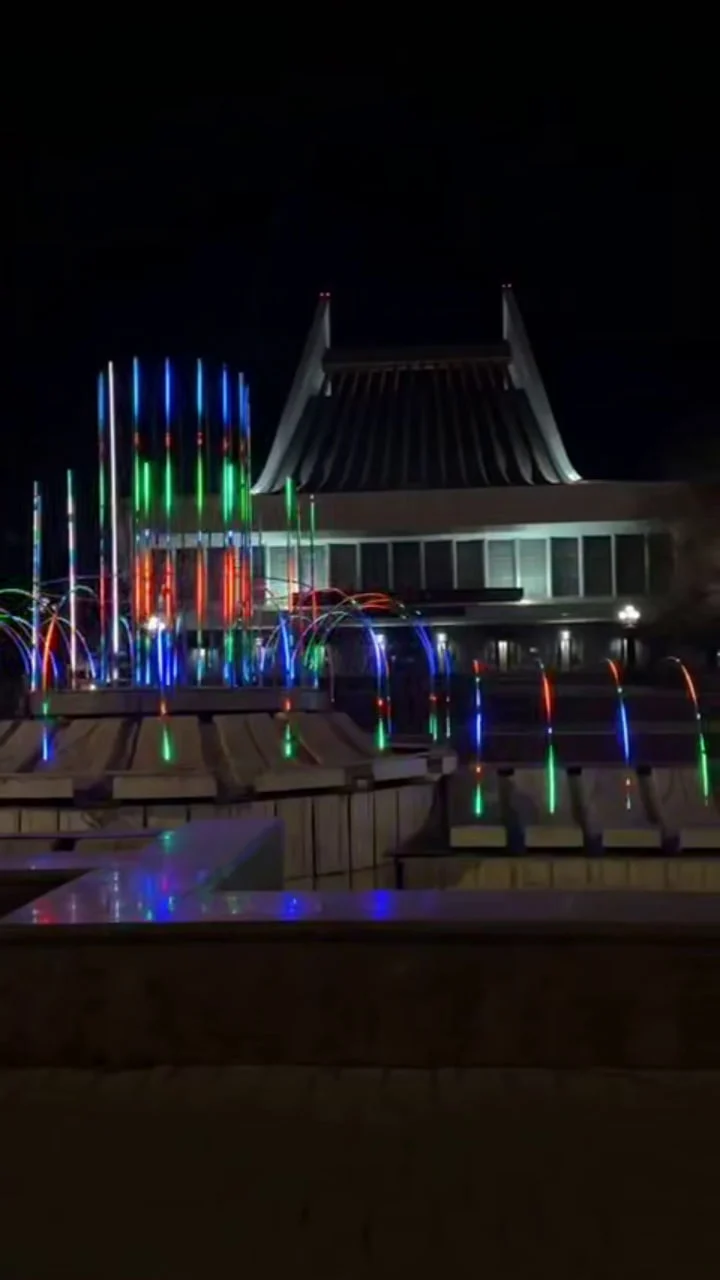 В Омске включили подсветку фонтана на Театральной площади