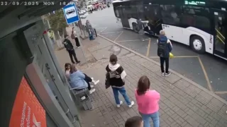 В Омске ребенка зажало дверями автобуса и протащило по асфальту