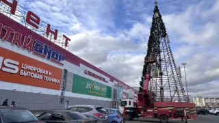 Омск начинают украшать к Новому году