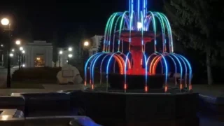 В Омске зажгли праздничную подсветку фонтана у Тарских ворот
