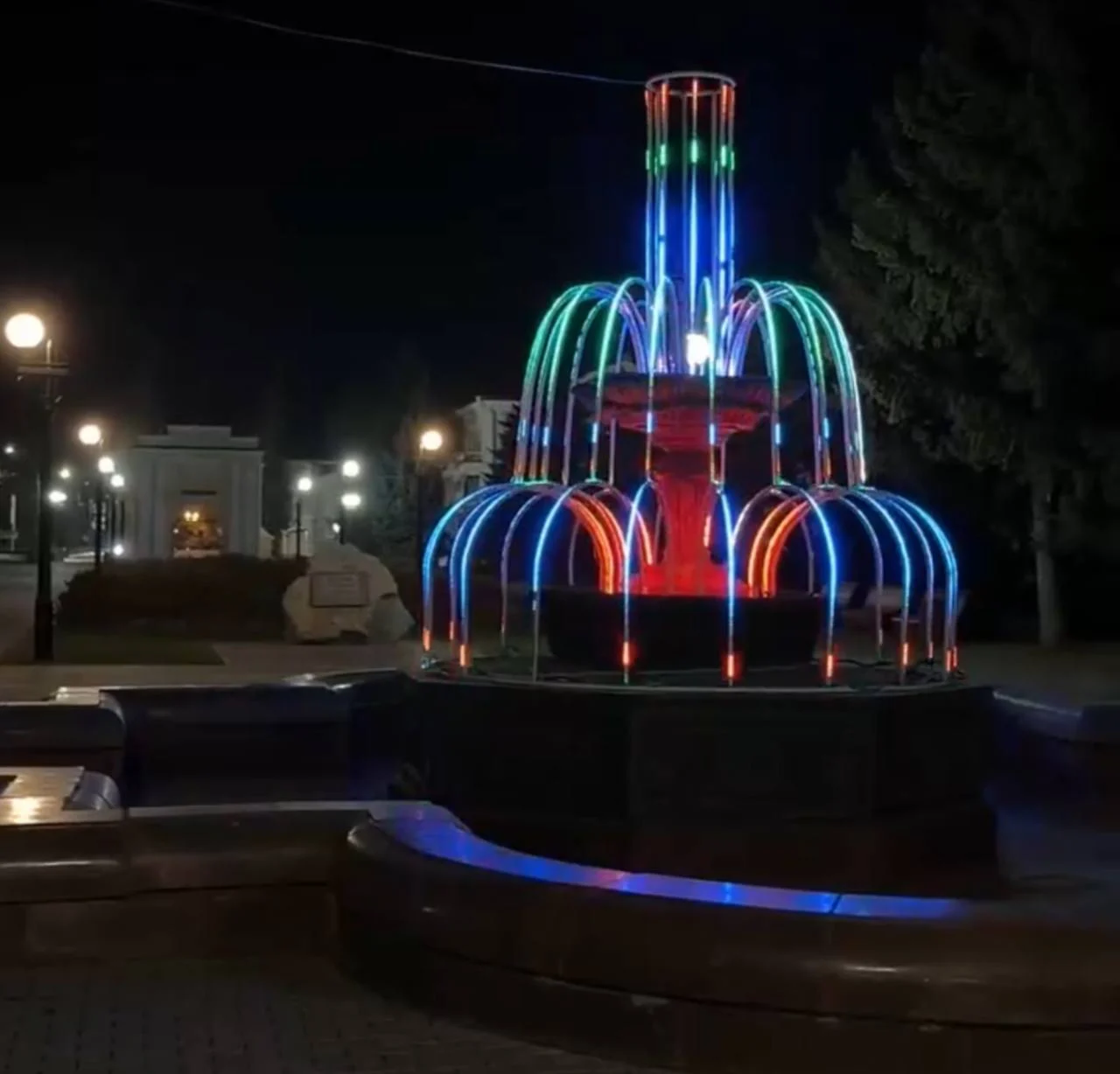 В Омске зажгли праздничную подсветку фонтана у Тарских ворот