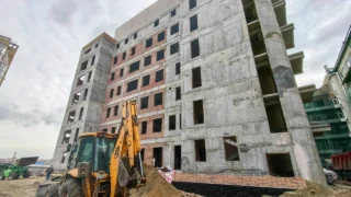 В Омске продолжается строительство нового операционного корпуса КМХЦ