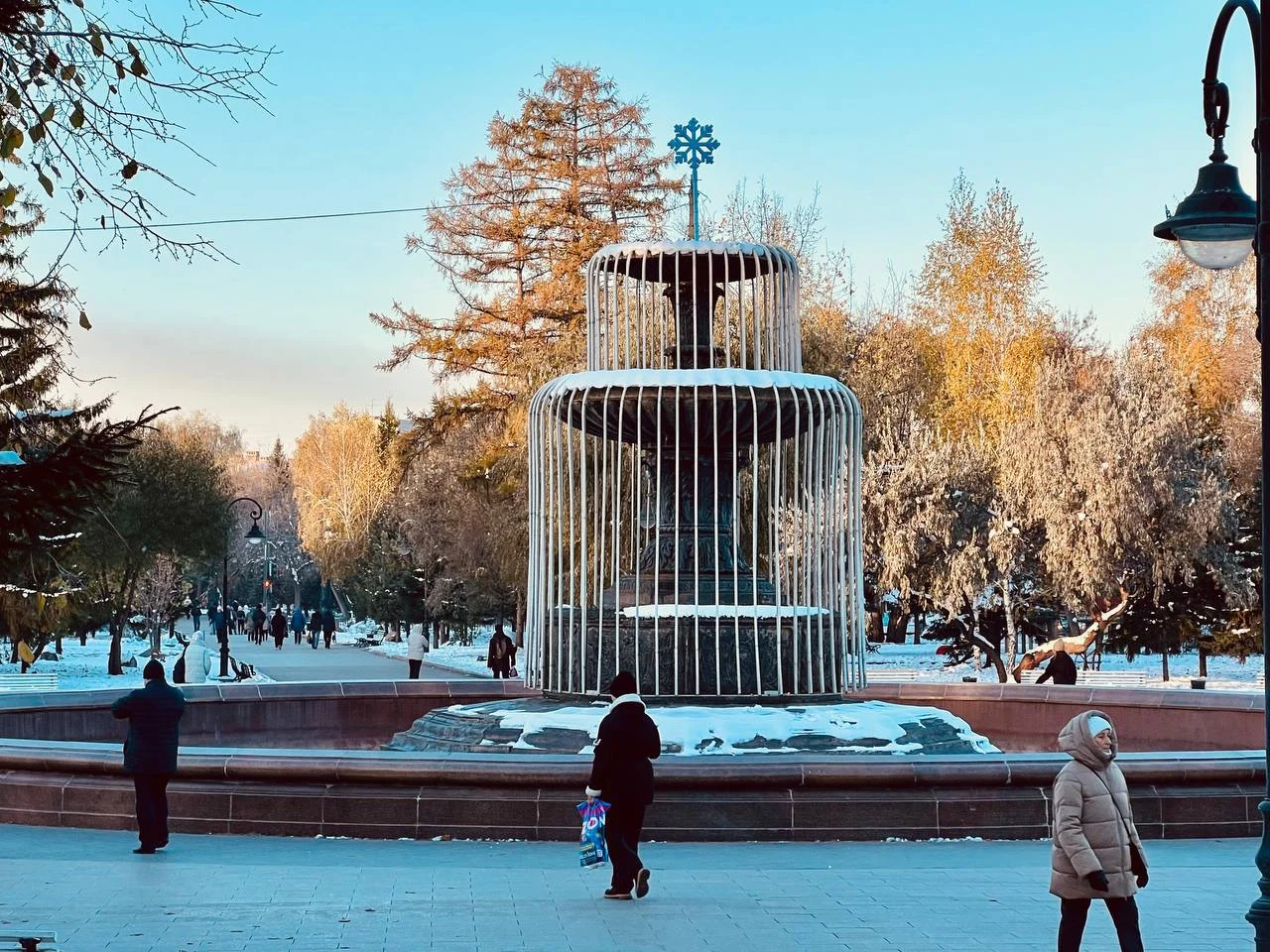 Омск начали украшать к Новому году