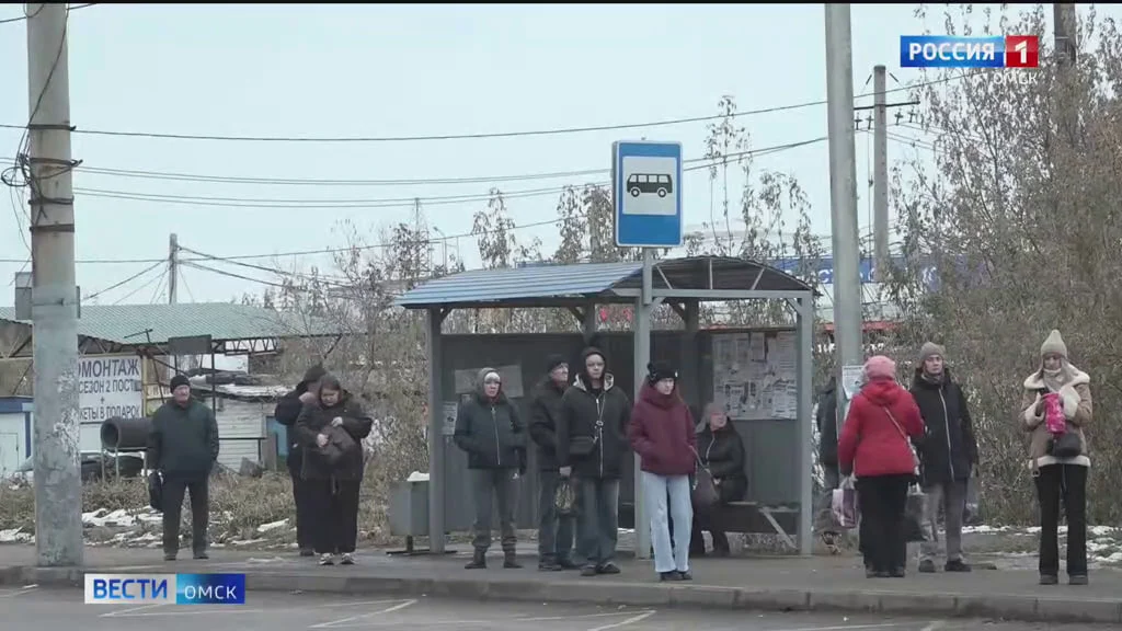 В Омске в 2025 году 22 000 раз сотрудники УДХБ убирали объявления и незаконную рекламу с остановок