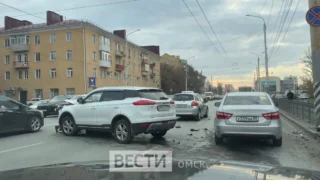 В Омске в центре города иномарка «налетела» на столб