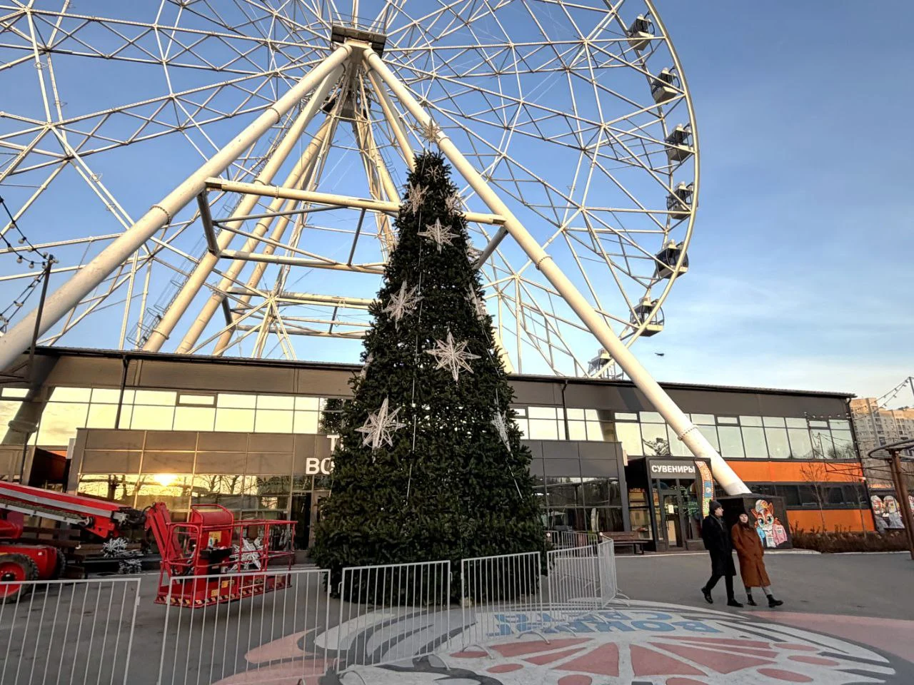 В Омске поставили первую новогоднюю ёлку