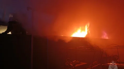 В Омске сгорели кровли двух домов