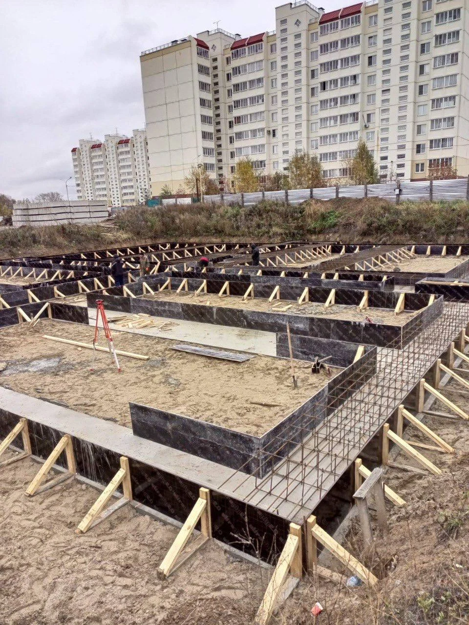 В Омске продолжается строительство детского сада на улице Завертяева