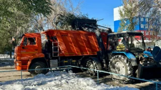 В Омске продолжают ликвидировать последствия снегопада