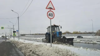 В Омске продолжается уборка снега после резкого похолодания
