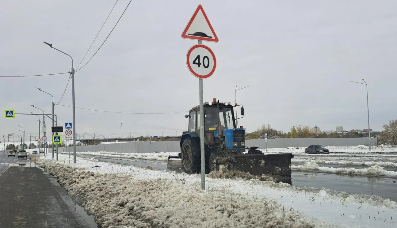 В Омске продолжается уборка снега после резкого похолодания